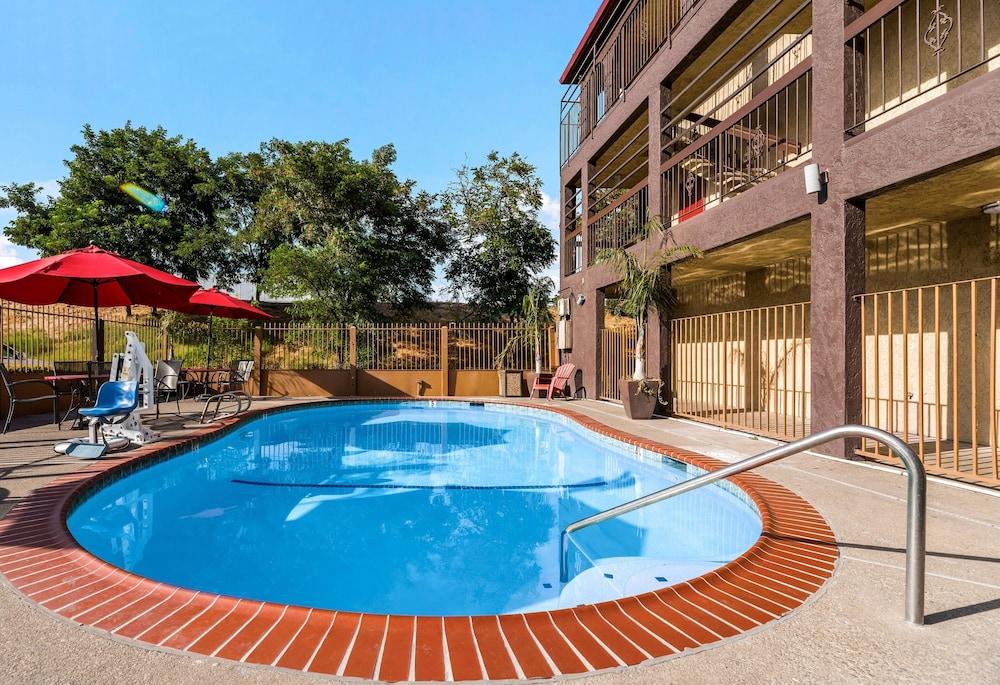 Red Roof Motel 2*